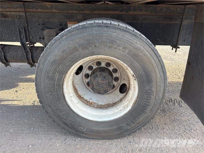 Freightliner M2106 4x2 Van Truck Camiones con caja de remolque