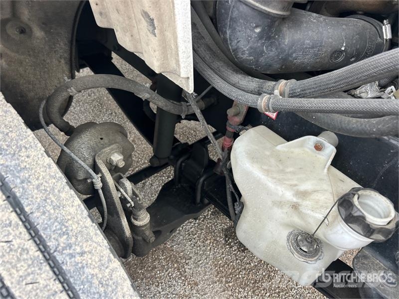 Freightliner M2106 4x2 Van Truck Фургони