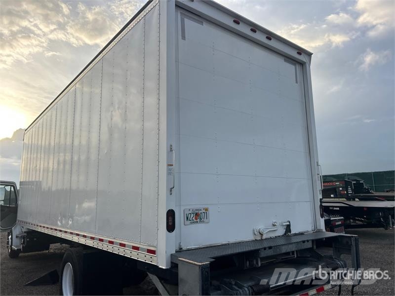 Freightliner M2106 4x2 Van Truck Грузовики-Фургоны
