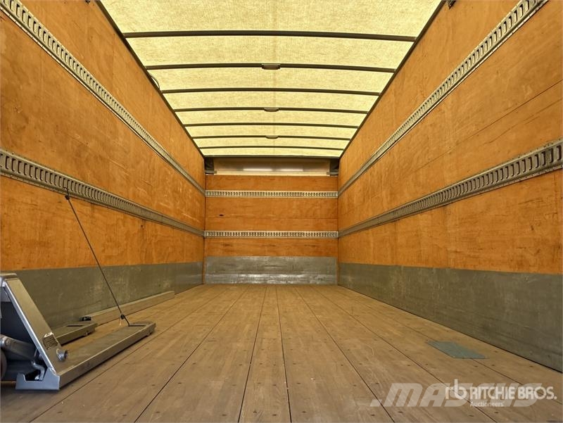 Freightliner M2106 4x2 Van Truck Sanduk kamioni