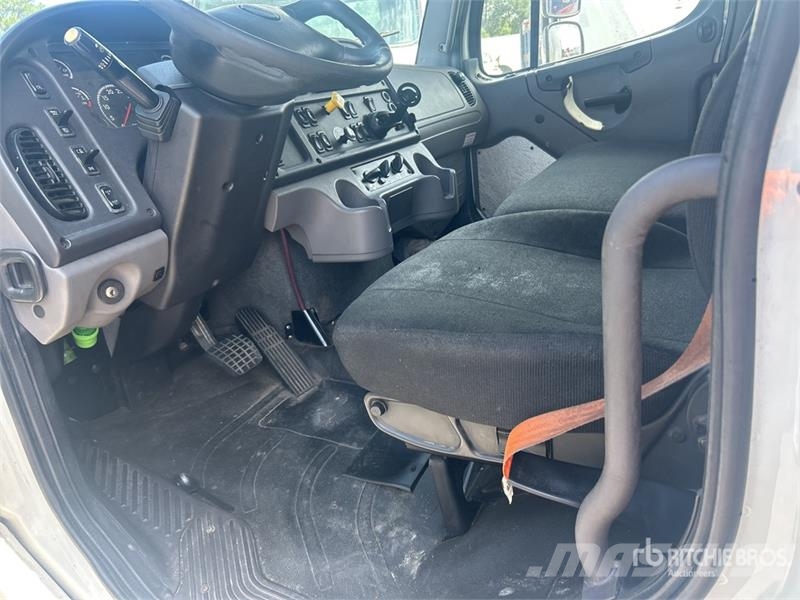 Freightliner M2106 4x2 Van Truck (Inoperable) شاحنات ذات هيكل صندوقي