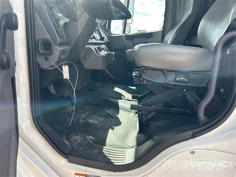 Freightliner M2106 4x2 Van Truck (Inoperable) Furgons