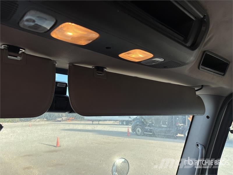 Freightliner M2106 4x2 Van Truck Camiones con caja de remolque