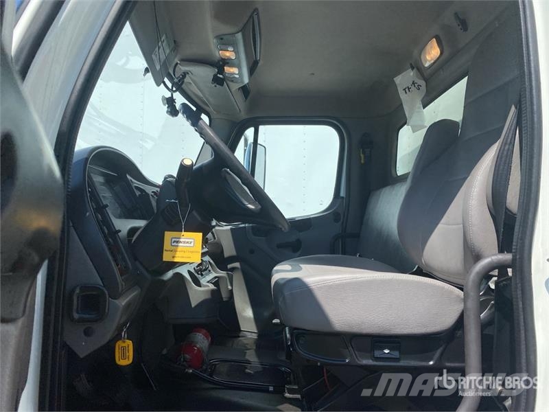 Freightliner M2106 4x2 Van Truck Dobozos teherautók