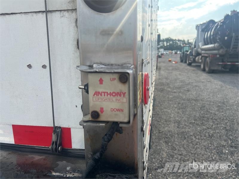 Freightliner M2106 4x2 Van Truck Фургони