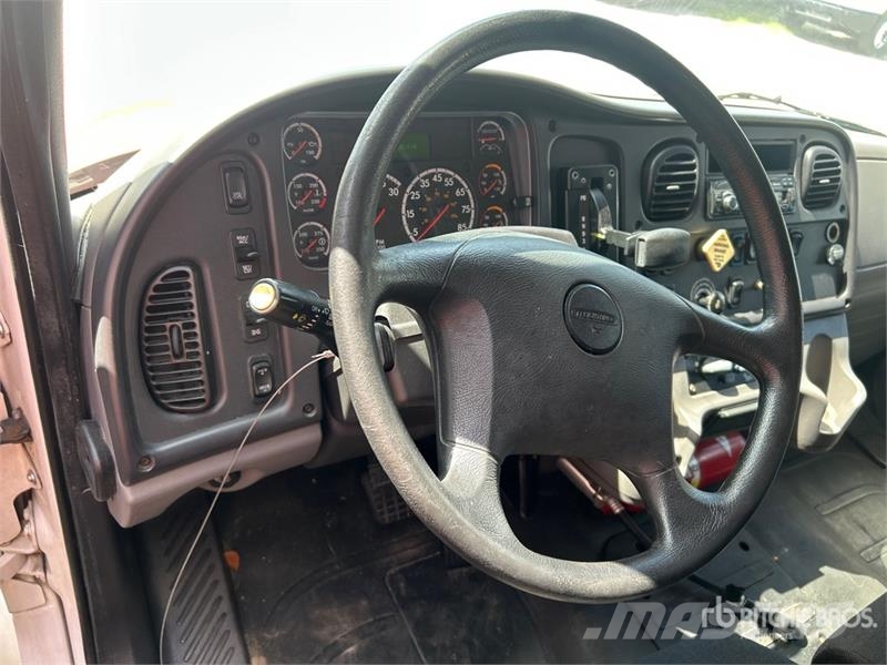 Freightliner M2106 4x2 Van Truck (Inoperable) Box trucks