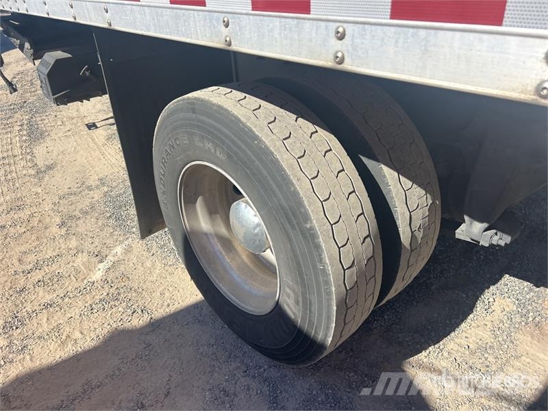 Freightliner M2106 4x2 Van Truck Фургони