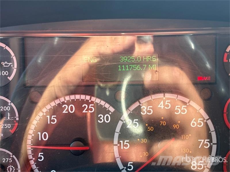Freightliner M2106 4x2 Van Truck Camiones con caja de remolque