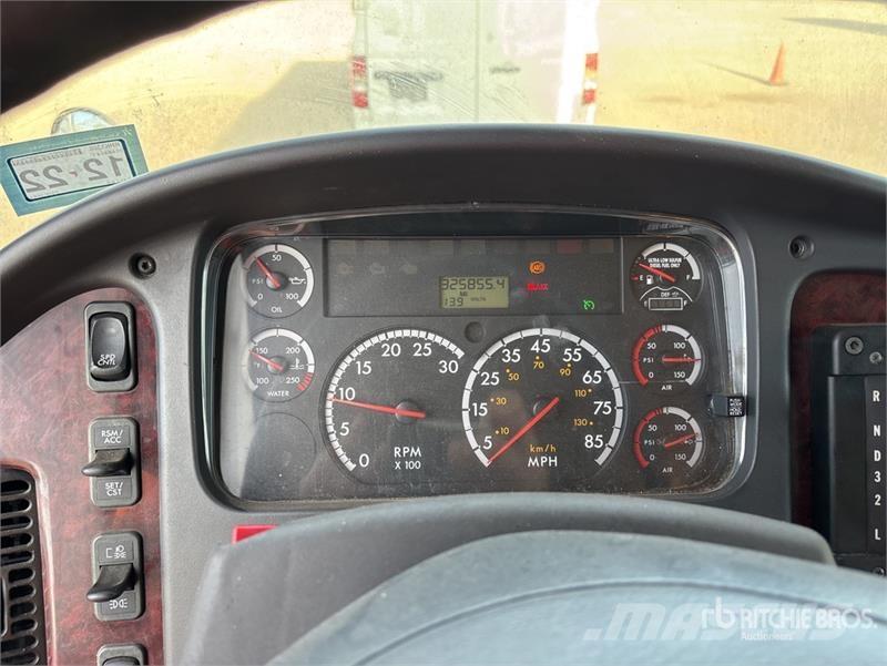 Freightliner M2106 4x2 Van Truck Camiones con caja de remolque