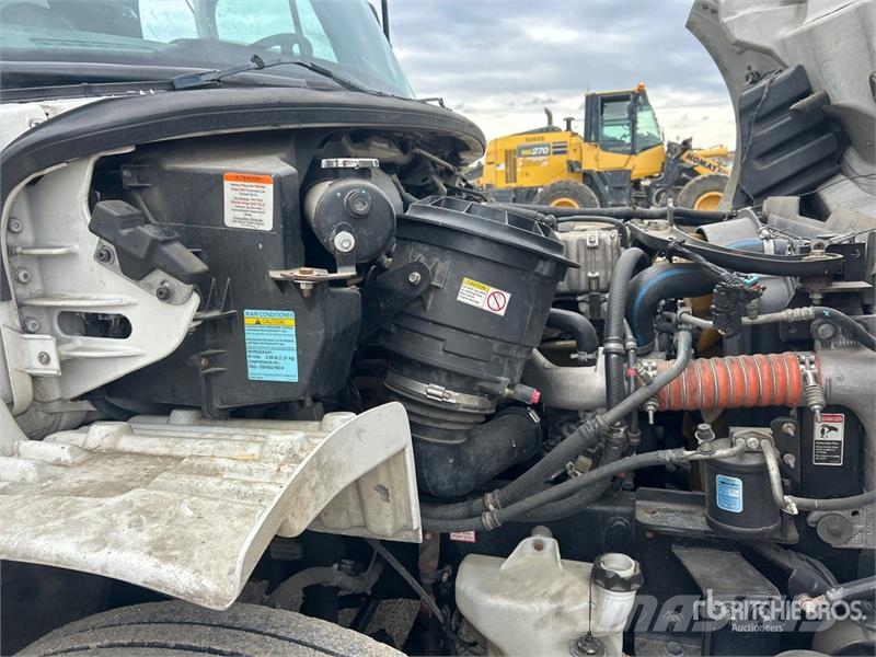 Freightliner M2106 4x2 Van Truck Фургони