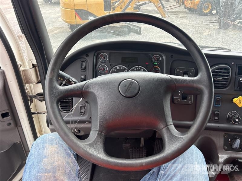 Freightliner M2106 4x2 Van Truck Tovornjaki zabojniki