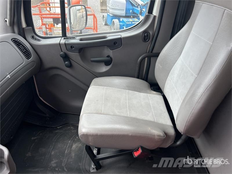 Freightliner M2106 4x2 Van Truck Tovornjaki zabojniki