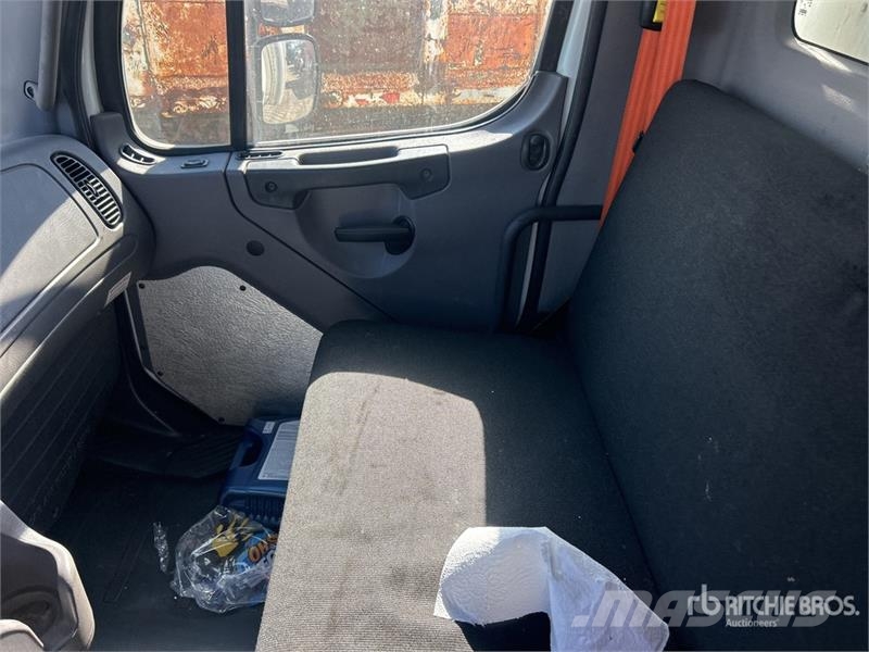 Freightliner M2106 4x2 Van Truck Фургони