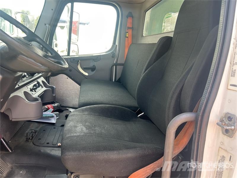 Freightliner M2106 4x2 Van Truck (Inoperable) شاحنات ذات هيكل صندوقي