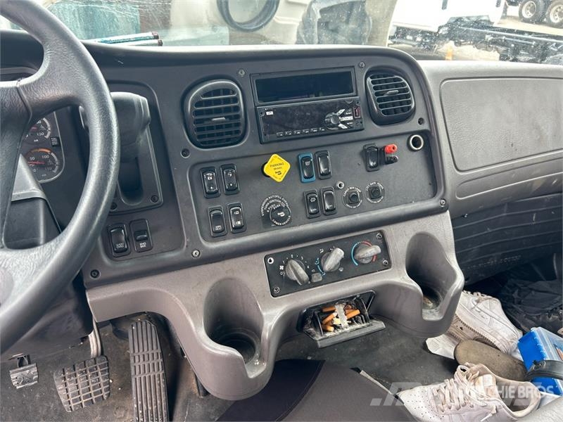 Freightliner M2106 4x2 Van Truck Фургони