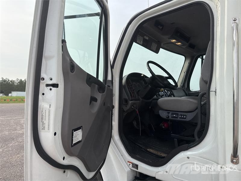 Freightliner M2106 4x2 Van Truck Furgoonautod