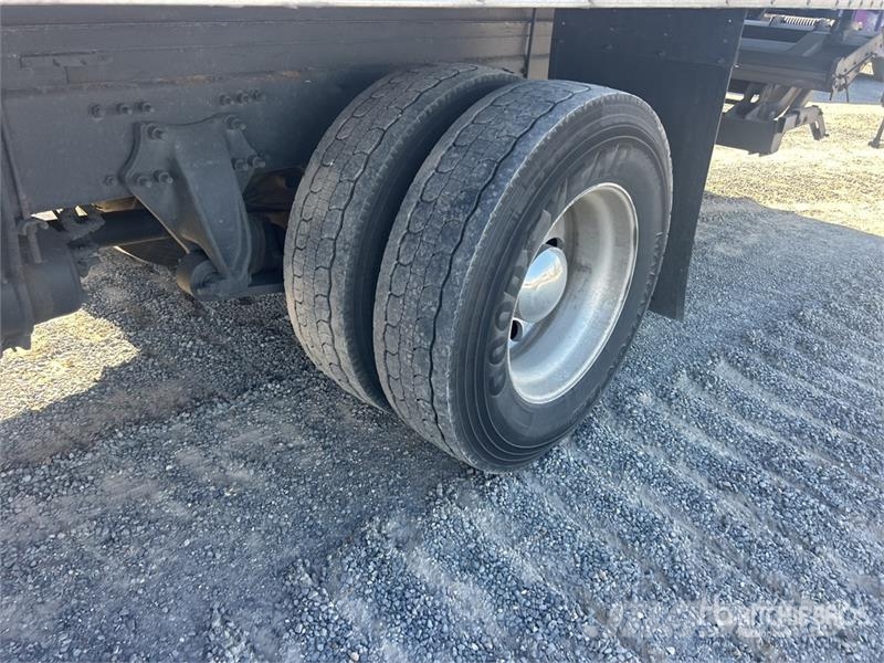 Freightliner M2106 4x2 Van Truck Фургони