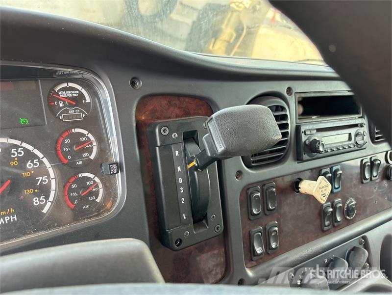 Freightliner M2106 4x2 Van Truck Camiones con caja de remolque