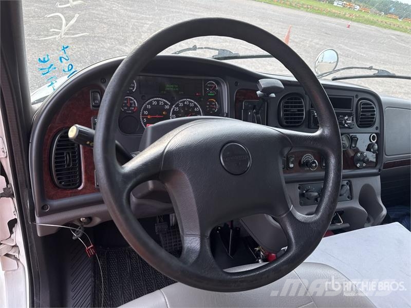 Freightliner M2106 4x2 Van Truck Furgoonautod