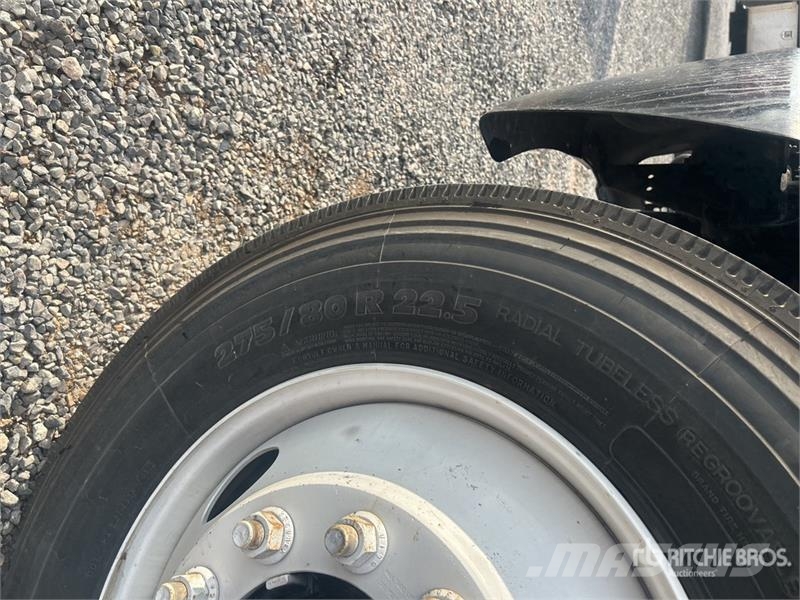 Freightliner M2106 4x2 Van Truck Фургони