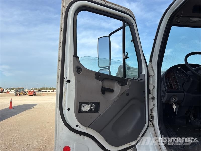 Freightliner M2106 4x2 Van Truck Camiones con caja de remolque