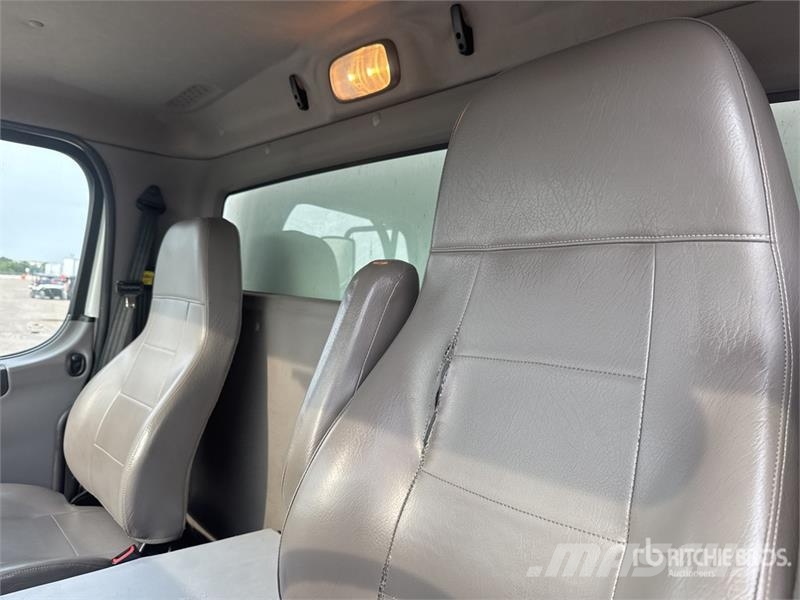 Freightliner M2106 4x2 Van Truck Furgoonautod