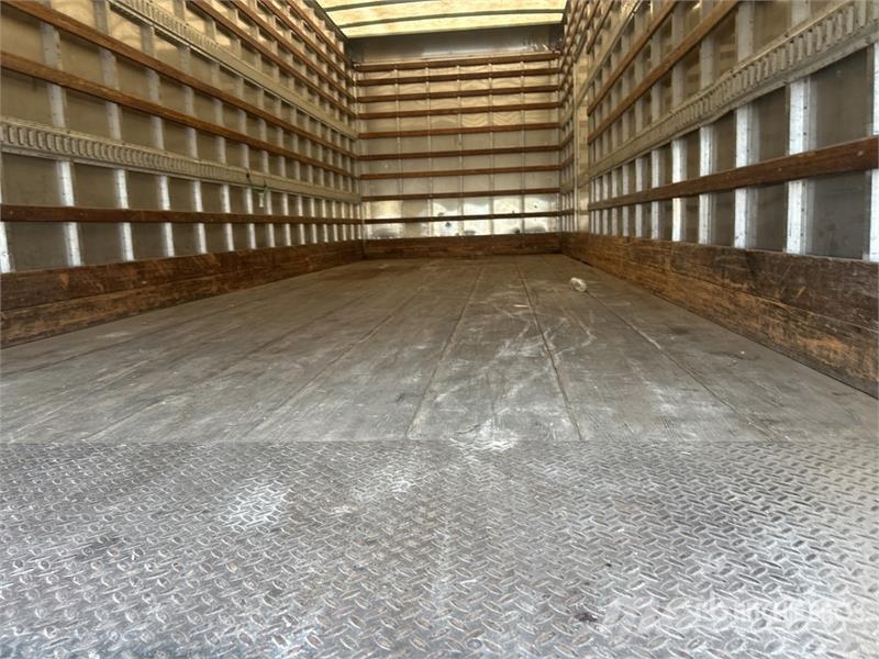 Freightliner M2106 4x2 Van Truck Фургони