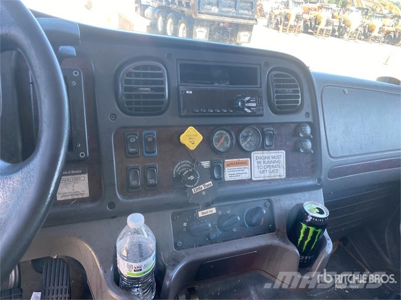 Freightliner M2106 4x2 Van Truck Sanduk kamioni