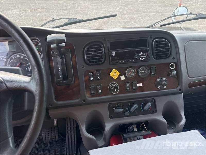 Freightliner M2106 4x2 Van Truck Furgoonautod
