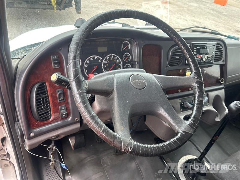 Freightliner M2106 4x2 Van Truck شاحنات ذات هيكل صندوقي