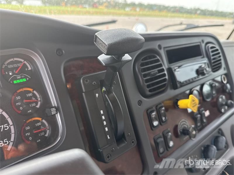 Freightliner M2106 4x2 Van Truck Furgoonautod