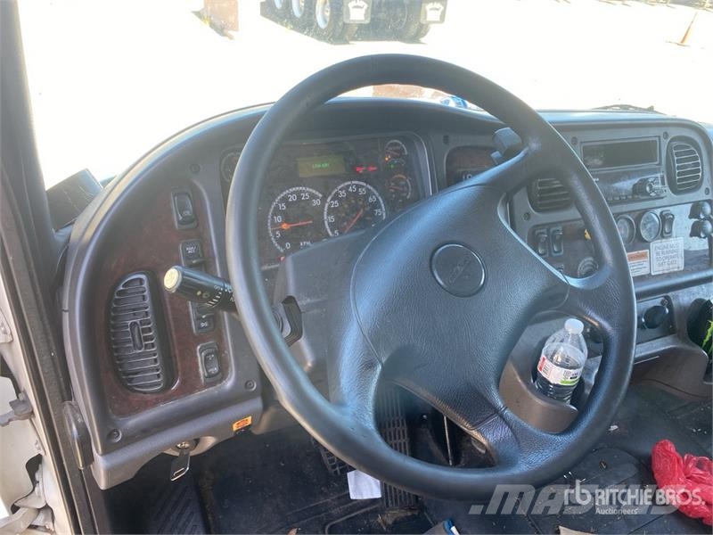 Freightliner M2106 4x2 Van Truck Sanduk kamioni