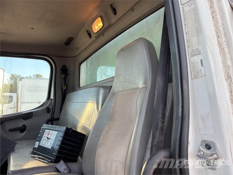 Freightliner M2106 4x2 Van Truck Camiones con caja de remolque