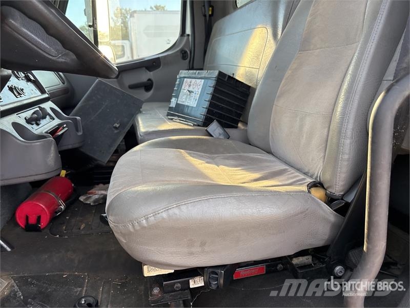 Freightliner M2106 4x2 Van Truck Camiones con caja de remolque