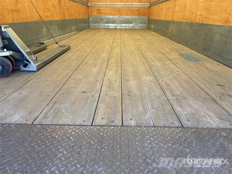 Freightliner M2106 4x2 Van Truck Sanduk kamioni