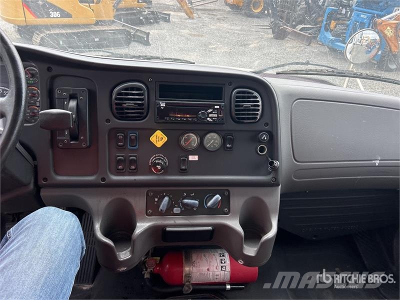 Freightliner M2106 4x2 Van Truck Tovornjaki zabojniki