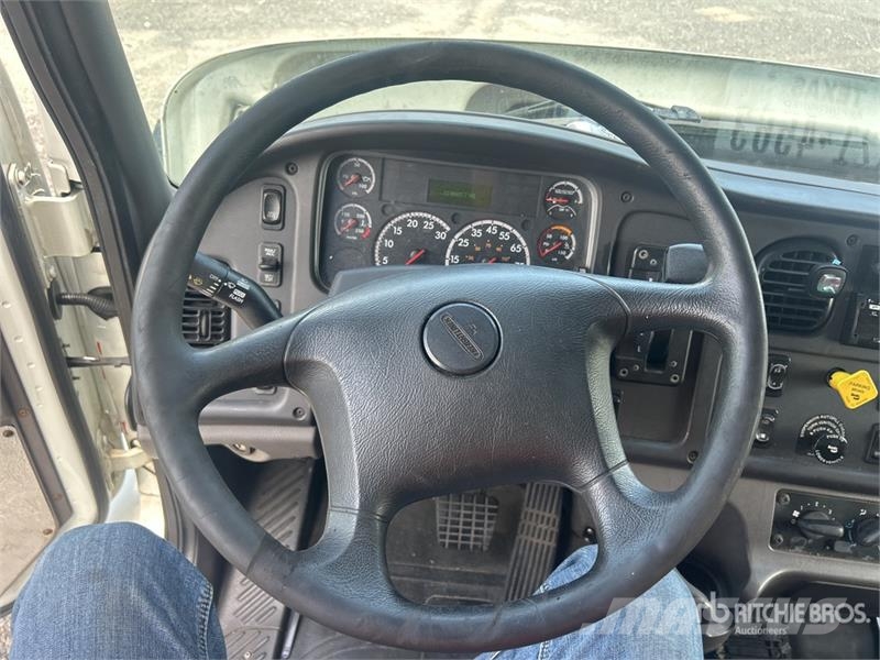 Freightliner M2106 4x2 Van Truck (Inoperable) شاحنات ذات هيكل صندوقي