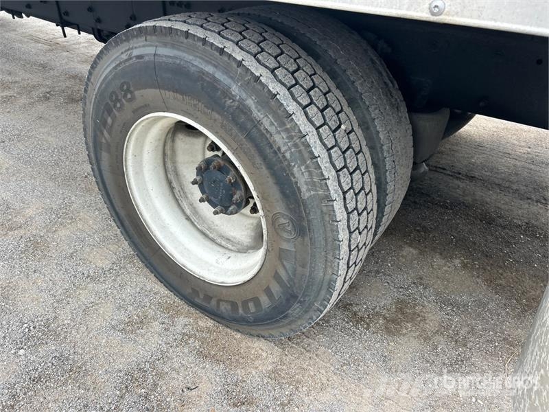 Freightliner M2106 4x2 Van Truck Фургони