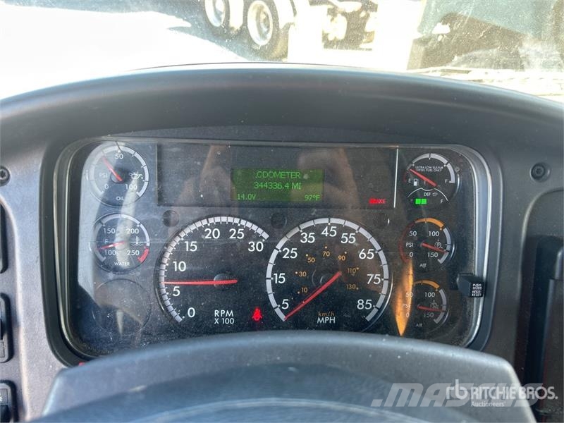 Freightliner M2106 4x2 Van Truck Фургони