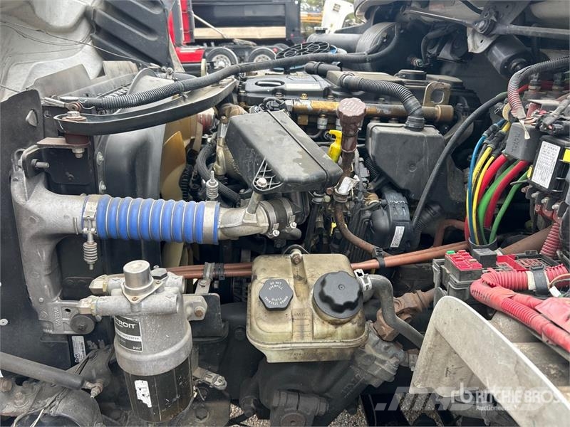 Freightliner M2106 4x2 Van Truck Фургони