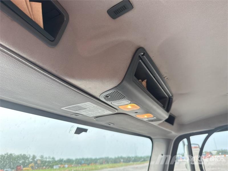 Freightliner M2106 4x2 Van Truck Furgoonautod
