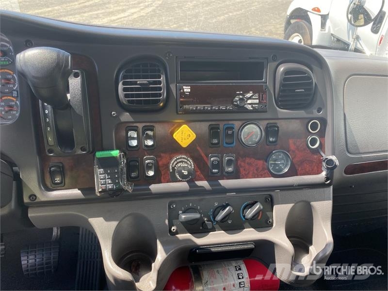Freightliner M2106 4x2 Van Truck Dobozos teherautók