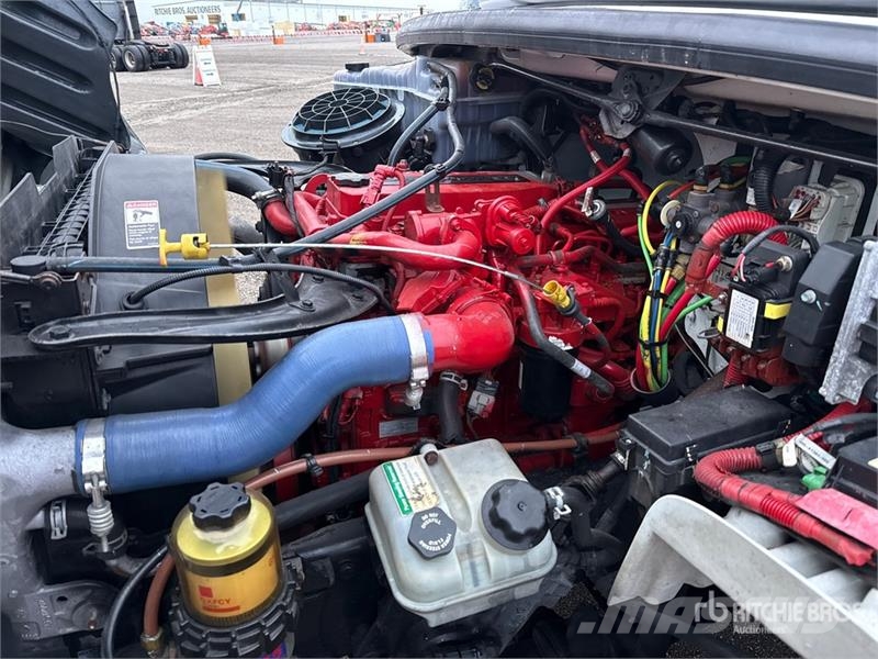 Freightliner M2106 4x2 Van Truck شاحنات ذات هيكل صندوقي
