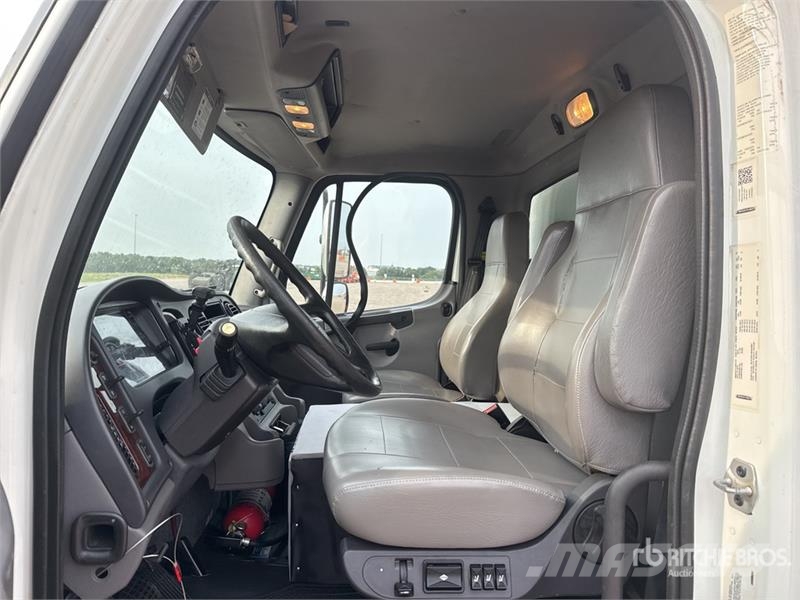 Freightliner M2106 4x2 Van Truck Furgoonautod