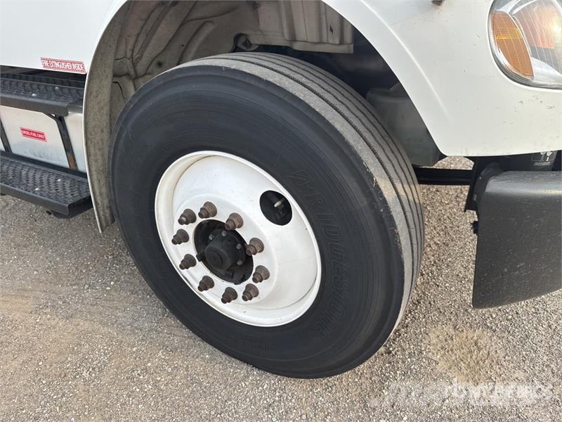 Freightliner M2106 4x2 Van Truck Furgoonautod