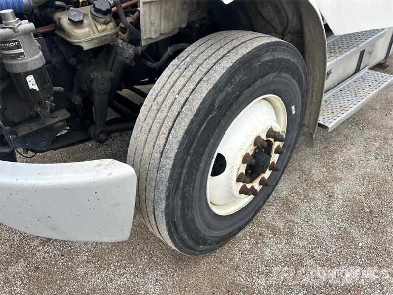 Freightliner M2106 4x2 Van Truck Фургони