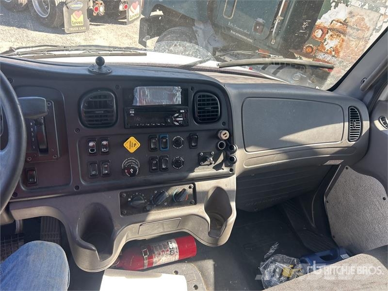 Freightliner M2106 4x2 Van Truck Фургони
