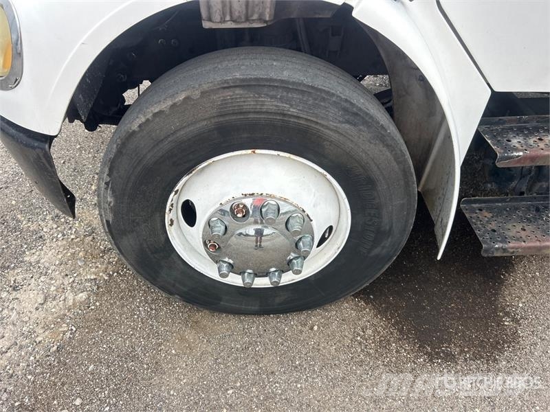 Freightliner M2106 4x2 Van Truck شاحنات ذات هيكل صندوقي