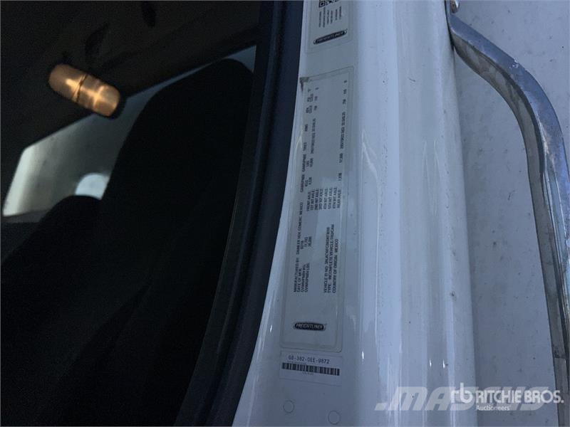 Freightliner M2106 4x2 Van Truck Фургони