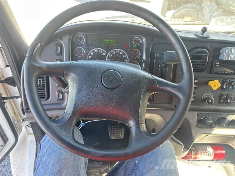 Freightliner M2106 4x2 Van Truck Фургони